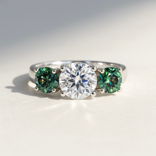 モアサナイト 3ストーンリング 1ct×グリーン0.5ct 深みのあるグリーン