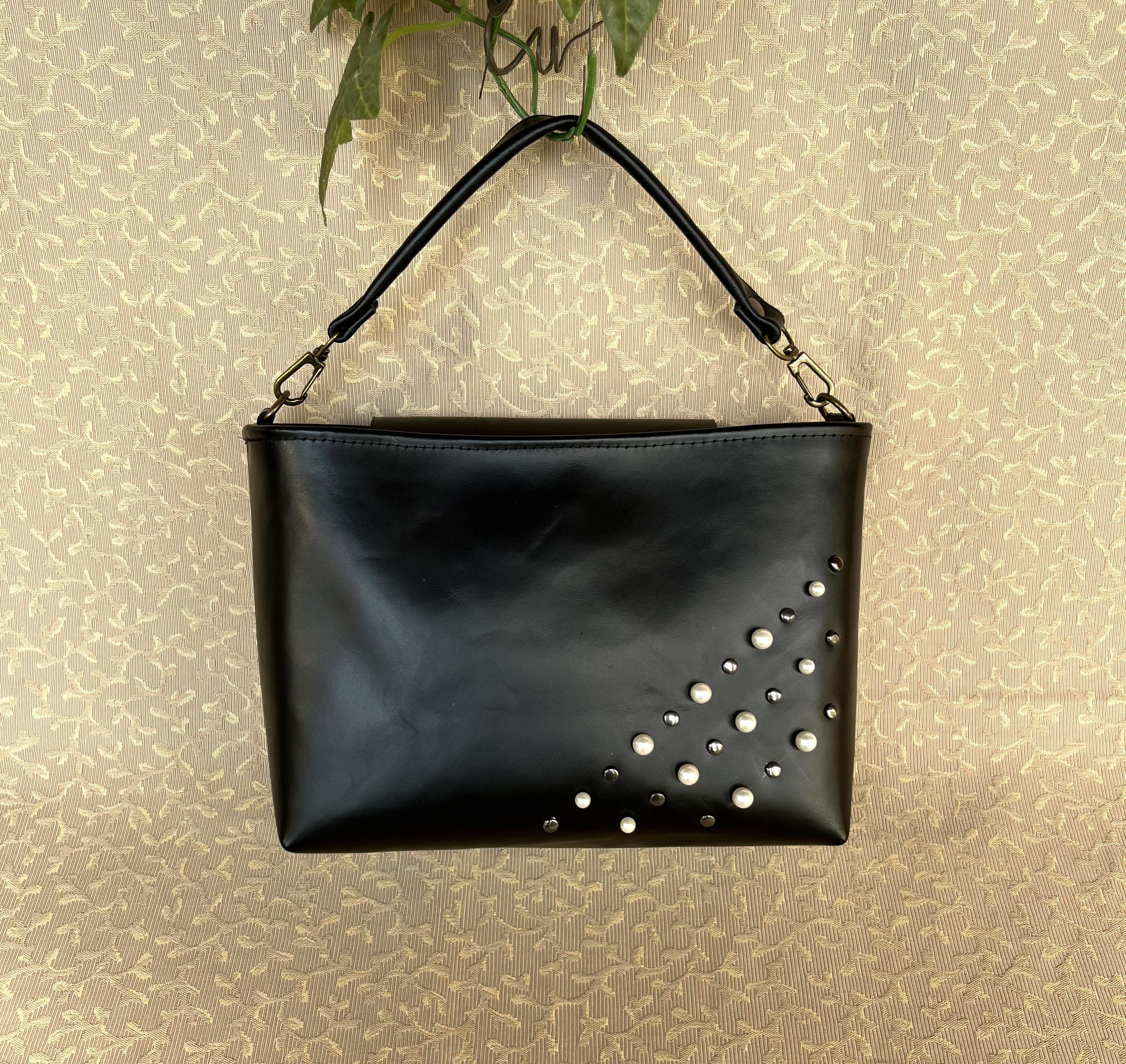 大人可愛い2way本革バッグ 小さめでもたっぷり入る 黒 パールリベット 小さめ マチ8cm クリスマス