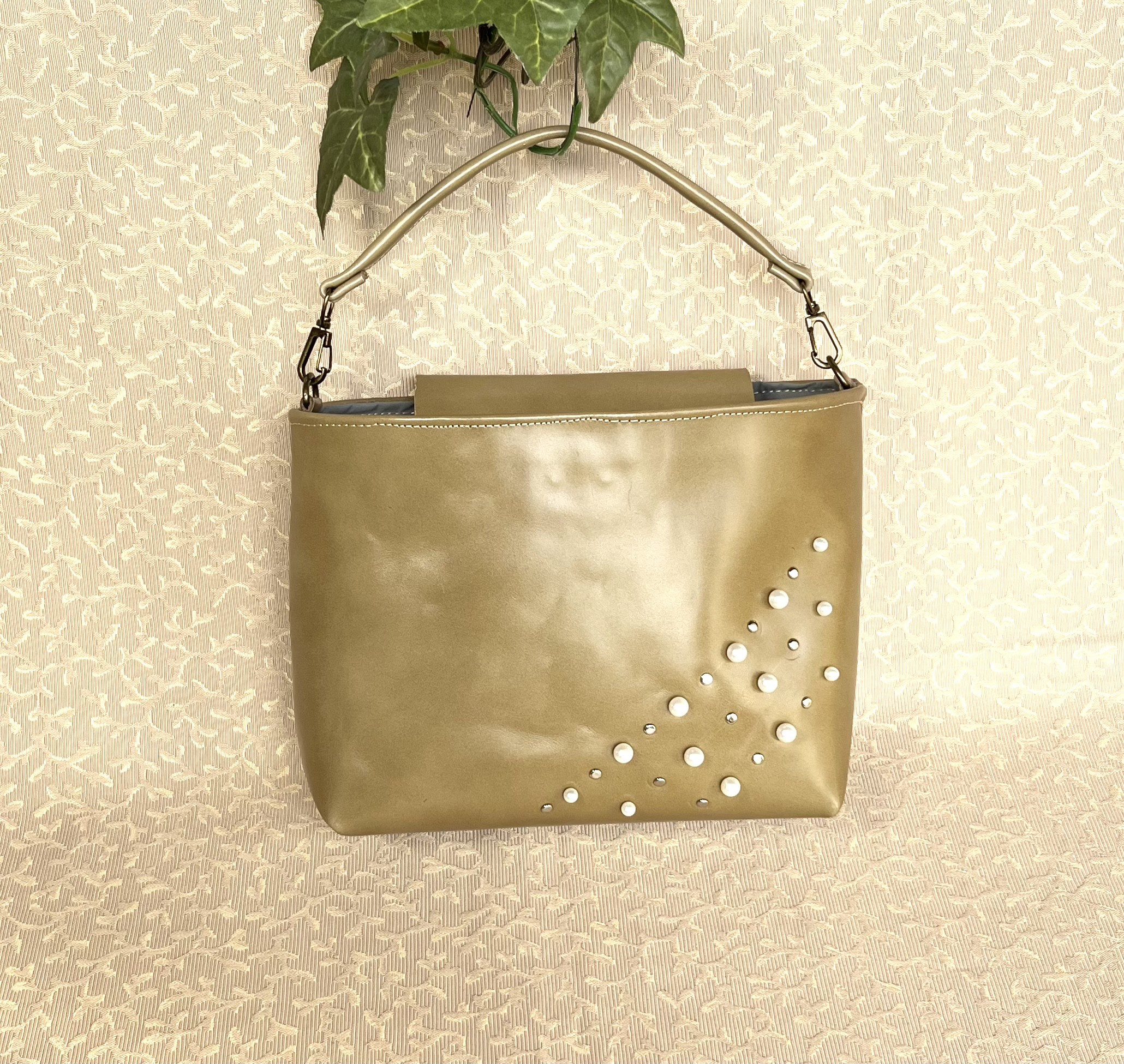 大人可愛い2way本革バッグ 小さめでもたっぷり入る マスタードベージュ パールリベット マチ8cm クリスマス