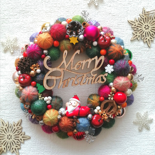 カラフルでにっこり☆毛糸玉のクリスマスリース〜寝転びサンタさん