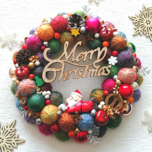 カラフルでにっこり☆毛糸玉のクリスマスリース〜寝転びサンタさん