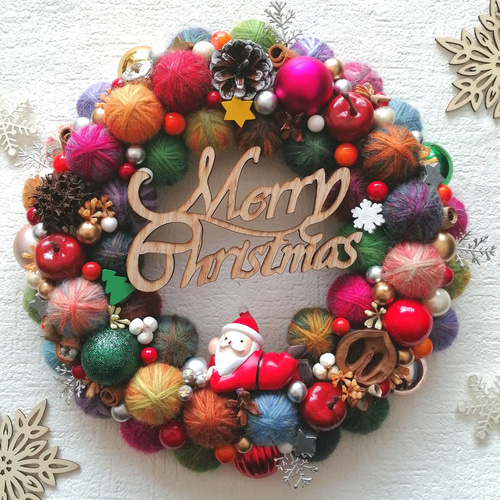 カラフルでにっこり☆毛糸玉のクリスマスリース〜寝転びサンタさん