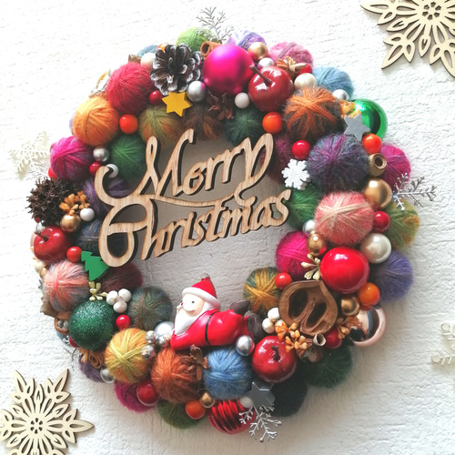 カラフルでにっこり☆毛糸玉のクリスマスリース〜寝転びサンタさん