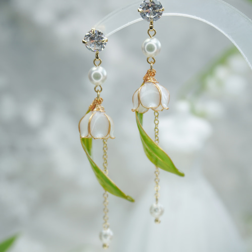 白スズラン】ハンドメイドオリジナルピアス 銅線樹脂 エレガントピアス