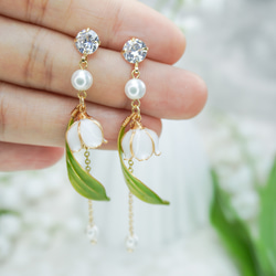 クリスタルの花束ピアス 青い彼岸花のピアス（シルバータイプ） ピアス（フック