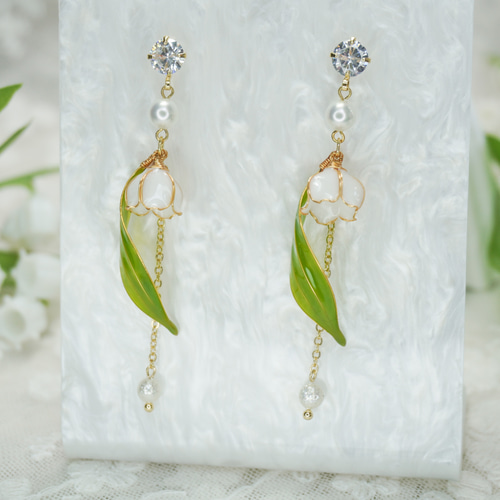 白スズラン】ハンドメイドオリジナルピアス 銅線樹脂 エレガントピアス