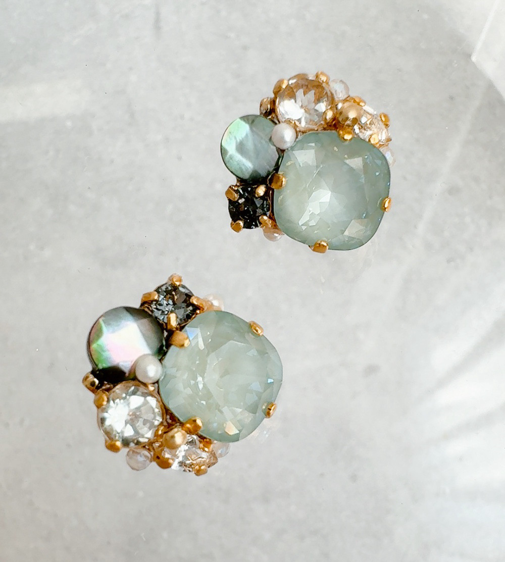 【くすみグリーン×ブラックシェル】ビジューと天然石のピアス／イヤリング