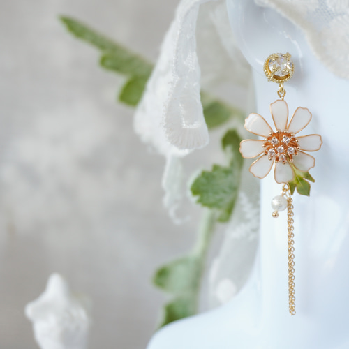 白い秋の花】ハンドメイド オリジナル イヤリング 銅線 樹脂