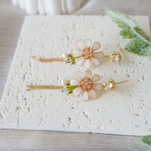 白い秋の花】ハンドメイド オリジナル イヤリング 銅線 樹脂