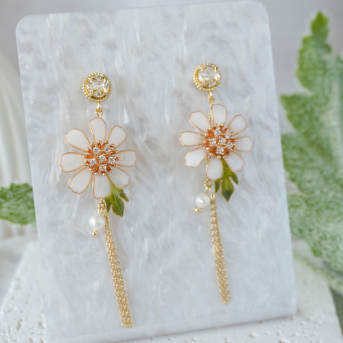 白い秋の花】ハンドメイド オリジナル イヤリング 銅線 樹脂