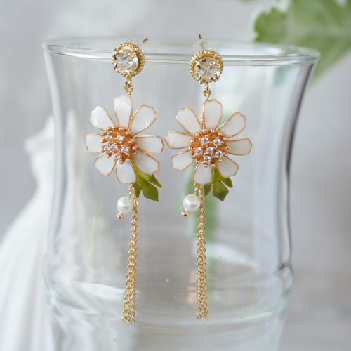 白い秋の花】ハンドメイド オリジナル イヤリング 銅線 樹脂
