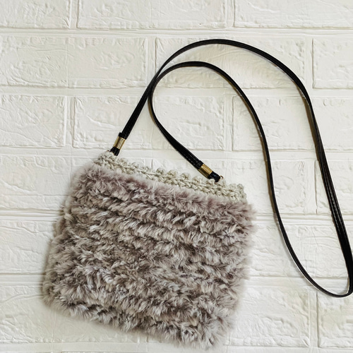 セール ¥2300→¥2100／ふわふわ 斜め掛け ショルダー (グレー