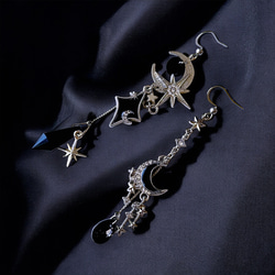 再販2】【Creema限定】黒い月 アシンメトリーピアス／イヤリング
