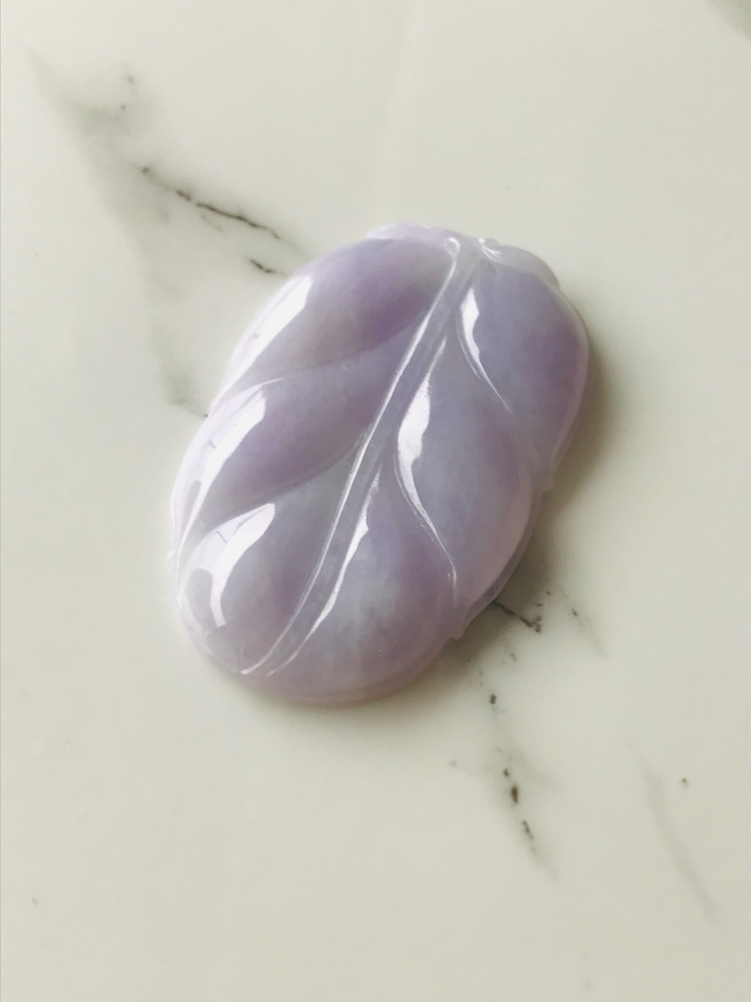 【P1010-087】ジェイド　翡翠　ヒスイ　ペンダントトップ　ミャンマー産　彫刻　カービング　ラベンダー　紐付き