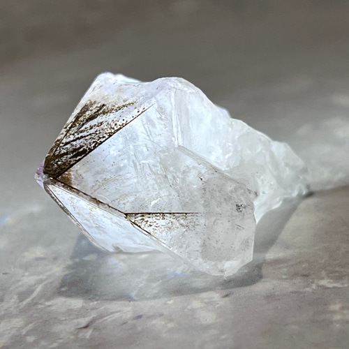 カコクセナイト内包 ホワイトアメジスト ファントム 結晶 原石 ラフ