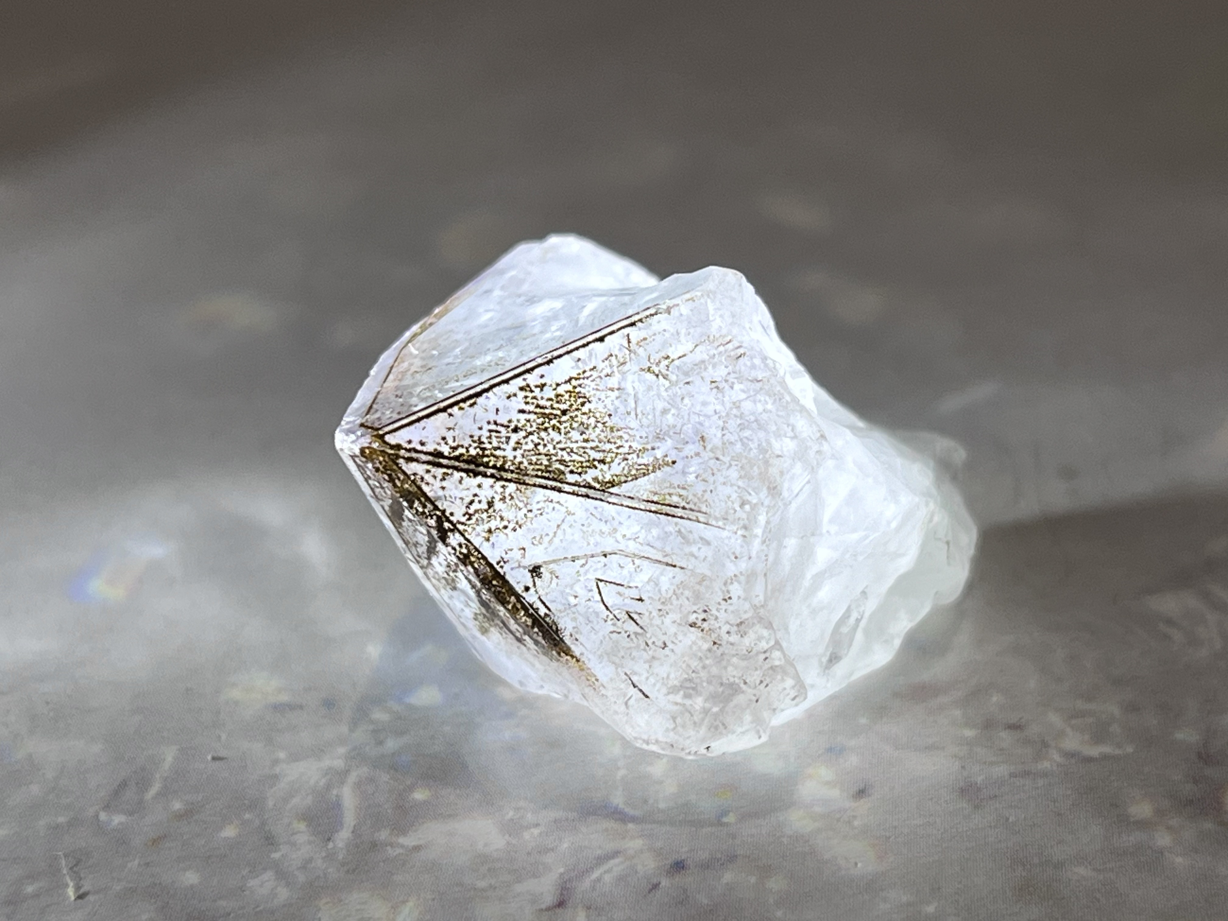 カコクセナイト内包　ホワイトアメジスト　ファントム　結晶　原石　ラフストーン