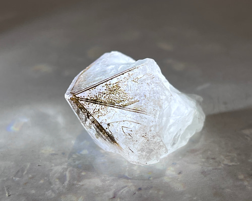 カコクセナイト内包 ホワイトアメジスト ファントム 結晶 原石 ラフ