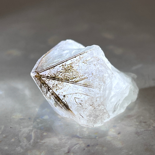 カコクセナイト内包 ホワイトアメジスト ファントム 結晶 原石 ラフ