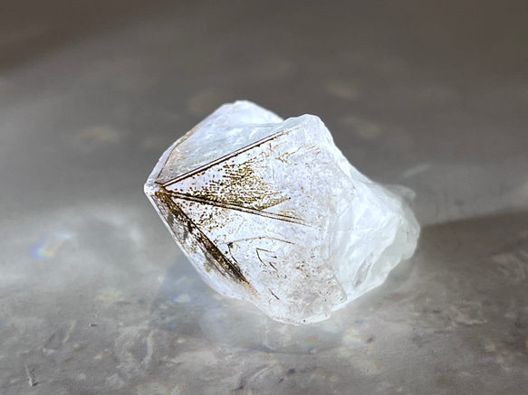 カコクセナイト内包 ホワイトアメジスト ファントム 結晶 原石 ラフ