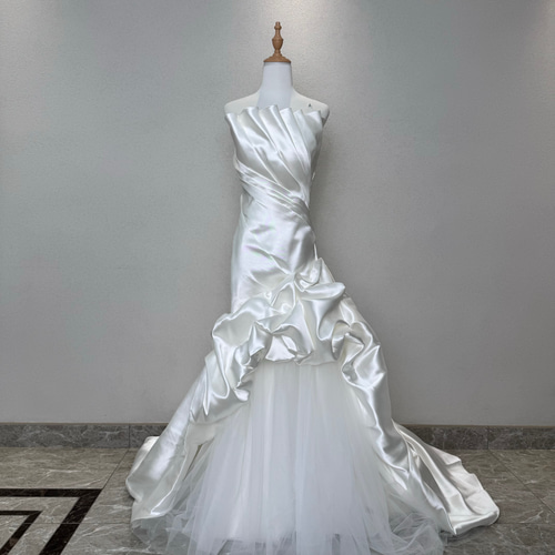 憧れのドレス！高級サテン 挙式写真屋オフホワイト 胸フリル  