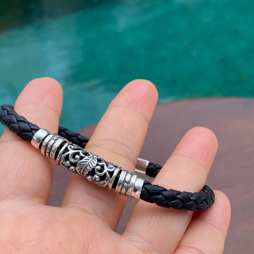 シルバー925& レザーブレスレット カジュアルにカッコよく決まる Bali バリシルバー アクセサリー G90No1 バングル・リストバンド ねこの夢(LarimarMJ) 通販|Creema(クリーマ) 18378664 シルバー925& レザーブレスレット カジュアルにカッコよく決まる Bali バリシルバー アクセサリー G90No1 バングル・リストバンド ねこの夢(LarimarMJ) 通販|Creema(クリーマ) 18378664