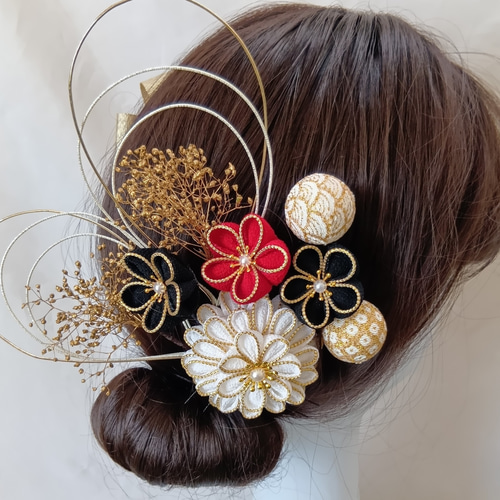 受注制作】赤 黒 白 紫 成人式 髪飾り つまみ細工 ちりめん 卒業