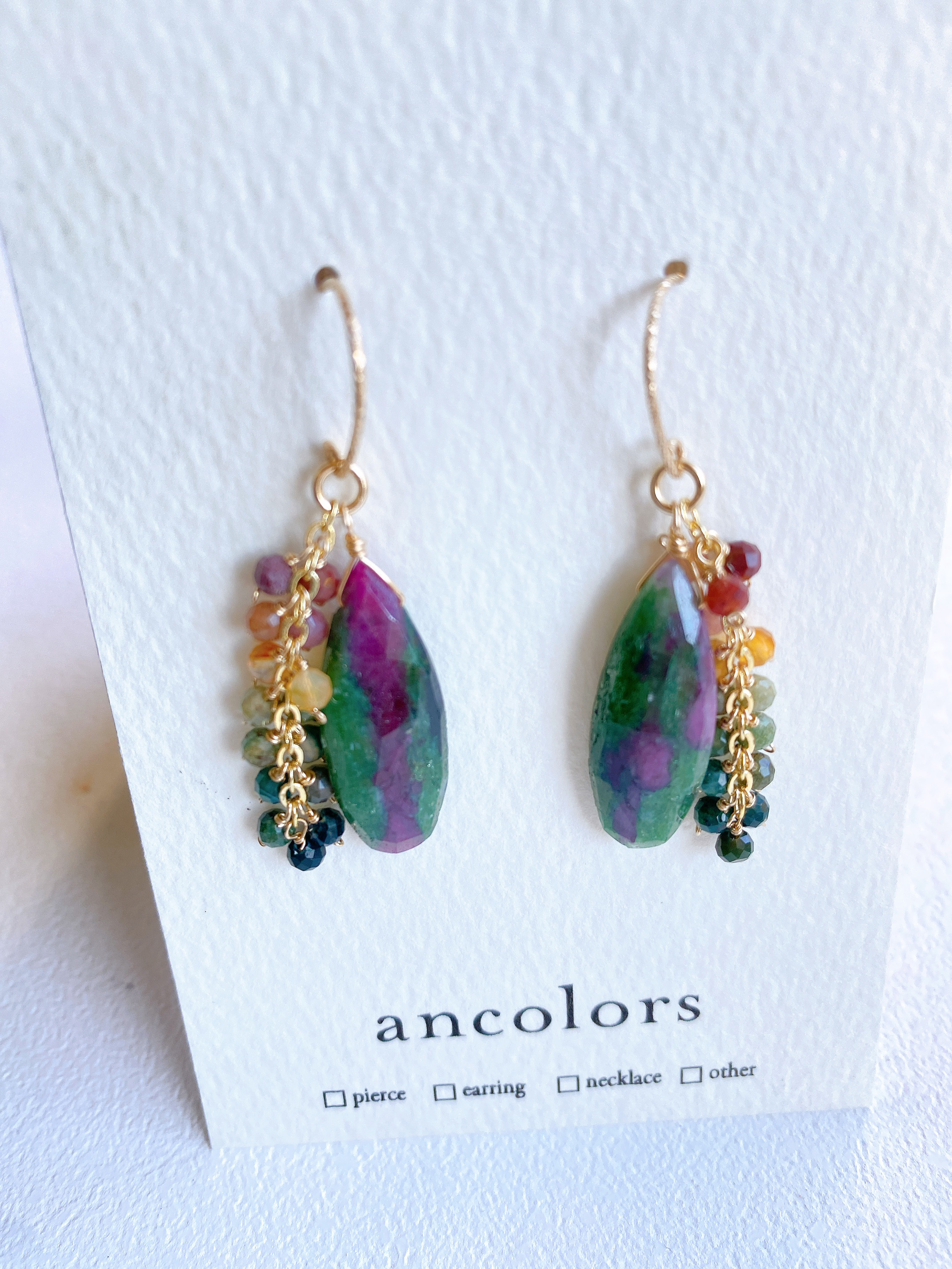 ルビーインゾイソイトとアゲートのフックピアス