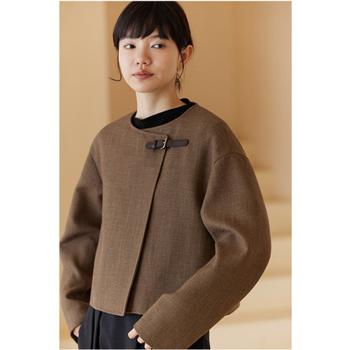 ショートジャケット 襟にベルト式ボタン付きジャケット コーヒー S-XL