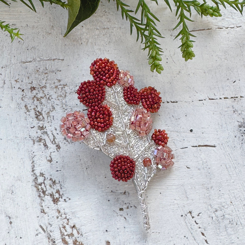 赤い実の枝ブローチ オートクチュールビーズ刺繍 ブローチ So do I