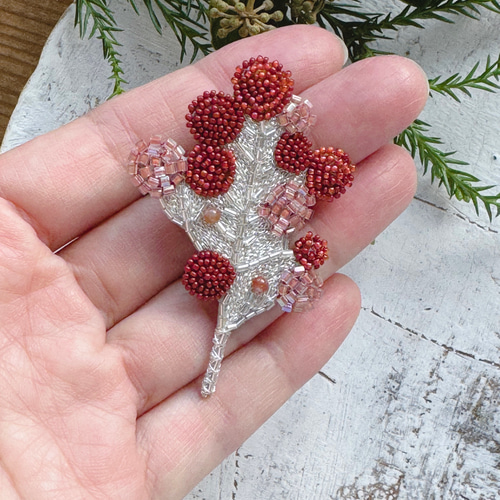 赤い実の枝ブローチ オートクチュールビーズ刺繍 ブローチ So do I