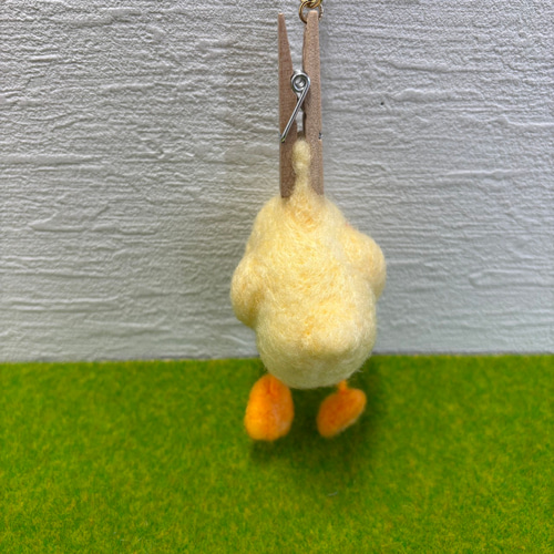 【羊毛フェルト】キバタン　鳥　アヒルおもちゃ持ち 羊毛フェルト】キバタン 鳥 アヒルおもちゃ持ち