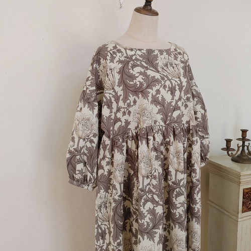 ウィリアムモリス アネモネ ギャザーワンピース白八分袖free