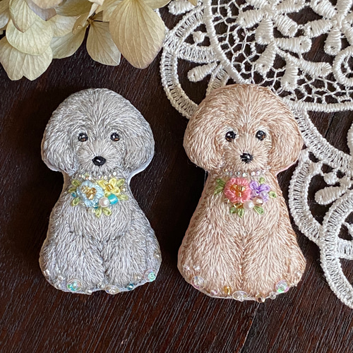 トイプードル 手刺繍 刺繍 ブローチ ビーズ ハンドメイド 木苺