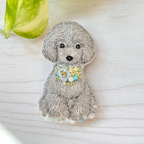 刺繍　ブローチ　トイプードル トイプードルの刺繍ブローチ 犬 ブローチ haniho 通販 16268740