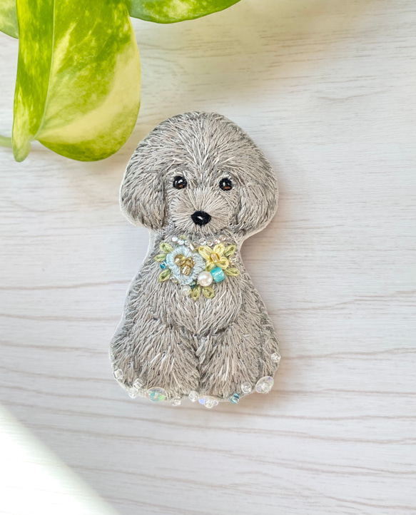 刺繍　ブローチ　トイプードル トイプードルの刺繍ブローチ | モカ雑貨店