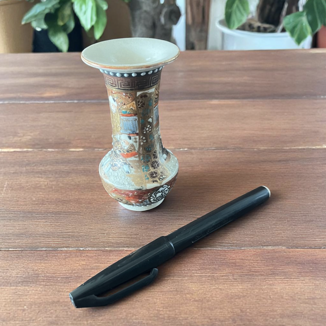 【白薩摩飾壺 mini 01】極小サイズ 繊細絵付のミニチュア美術品 直径5cm　高さ9.5cm 46,200円