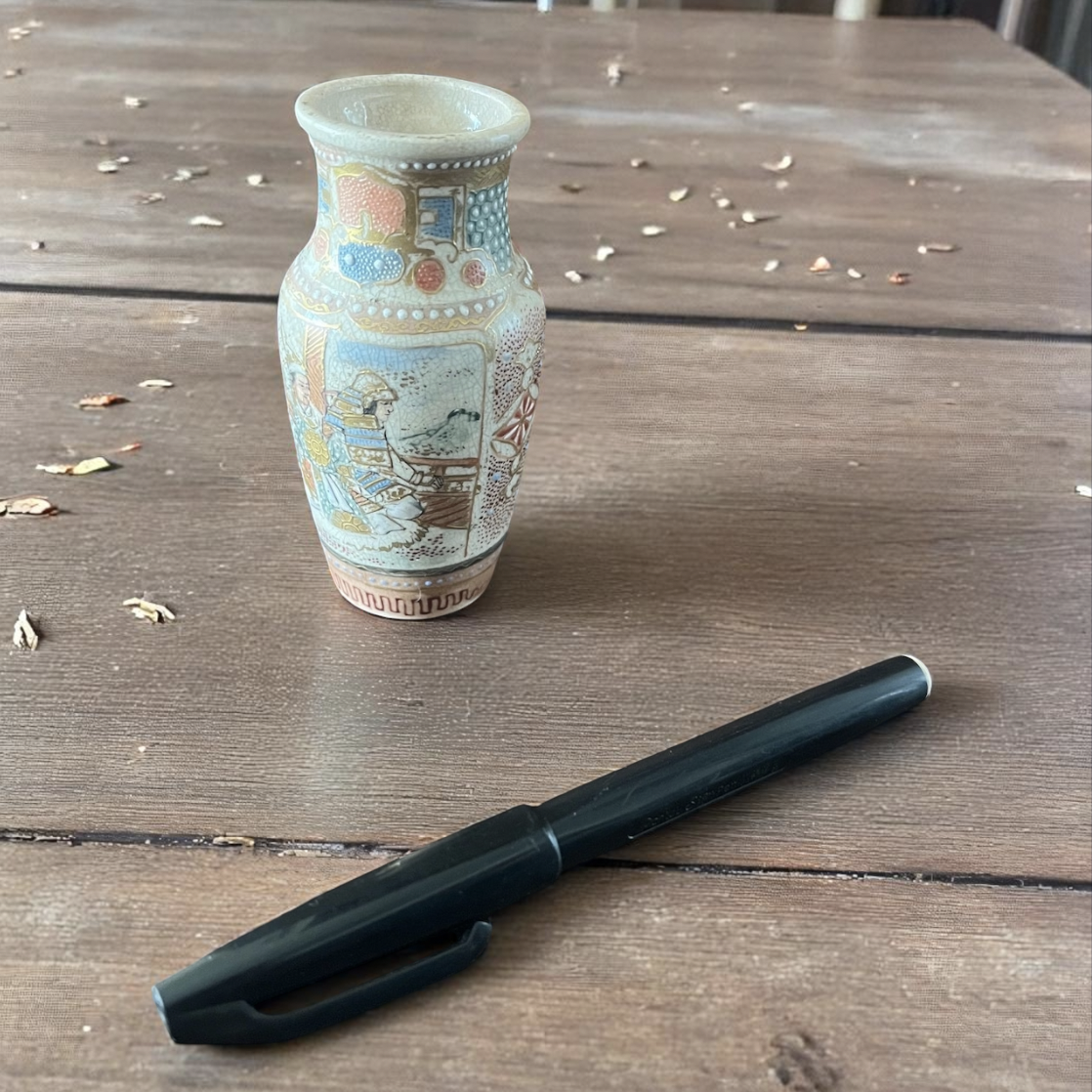 【白薩摩飾壺 mini 02】極小サイズ 繊細絵付のミニチュア美術品 直径4cm 高さ9cm 46,200円