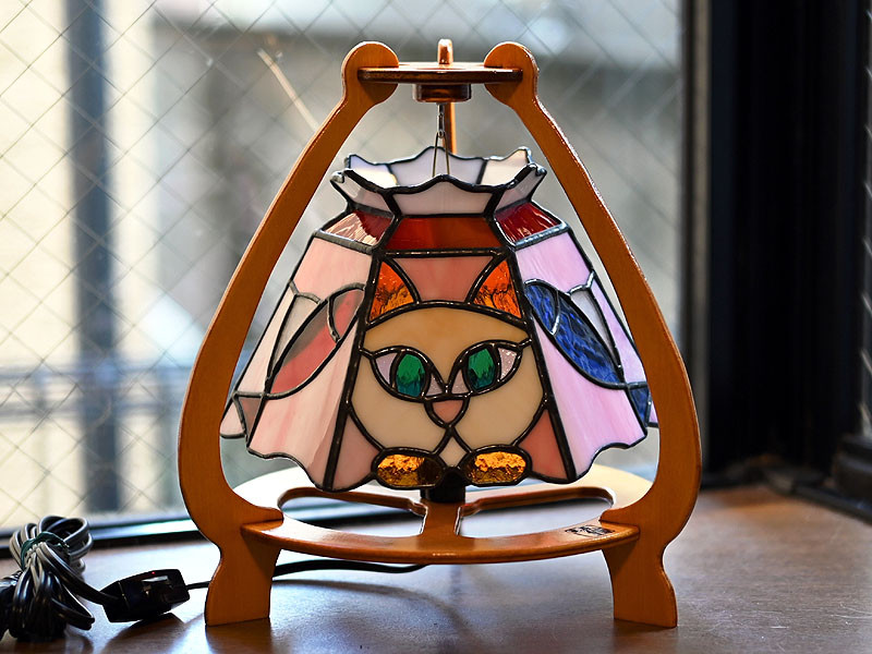 ステンドグラス・3本足木枠の6面ねこランプ 691