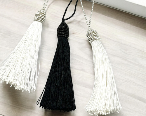 SOLD◆ハンドメイド タッセル チャーム 引き揃え糸 カフェ 蝶 革タグ 白 タッセルチャーム 糸島市 / LADIES＆GENTLEMEN [ADK059] - 福岡