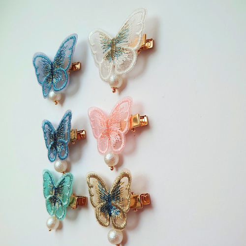 揺れるパールビーズ付き蝶々レースヘアクリップ ひらひら 重ね付けで