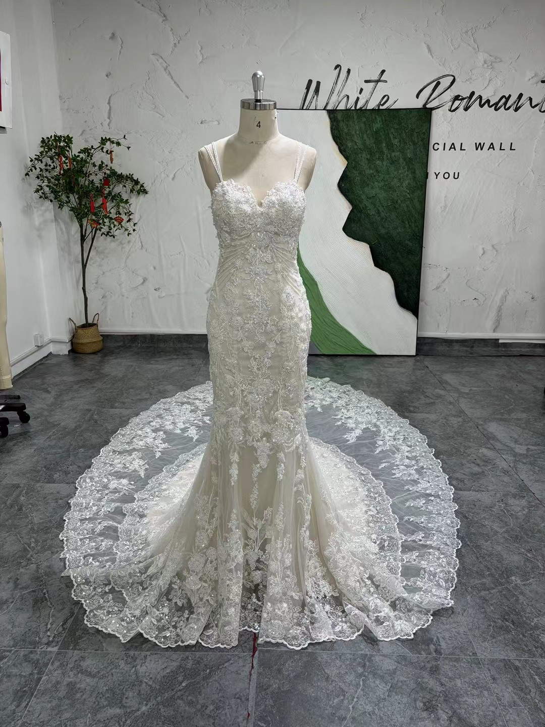 2024新作！マーメイドドレス　華やかトレーン　贅沢な花総レース　優雅なレース　デコルテ　ベアバック二次会前撮りお呼ばれ