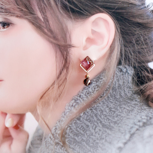 ピンクパープル×マザーオブパールの大人カジュアルピアス/イヤリング 