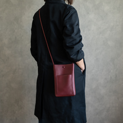 義大利真皮垂直手拿包 防水輕量迷你包 單肩包 [酒紅色] 第2張的照片