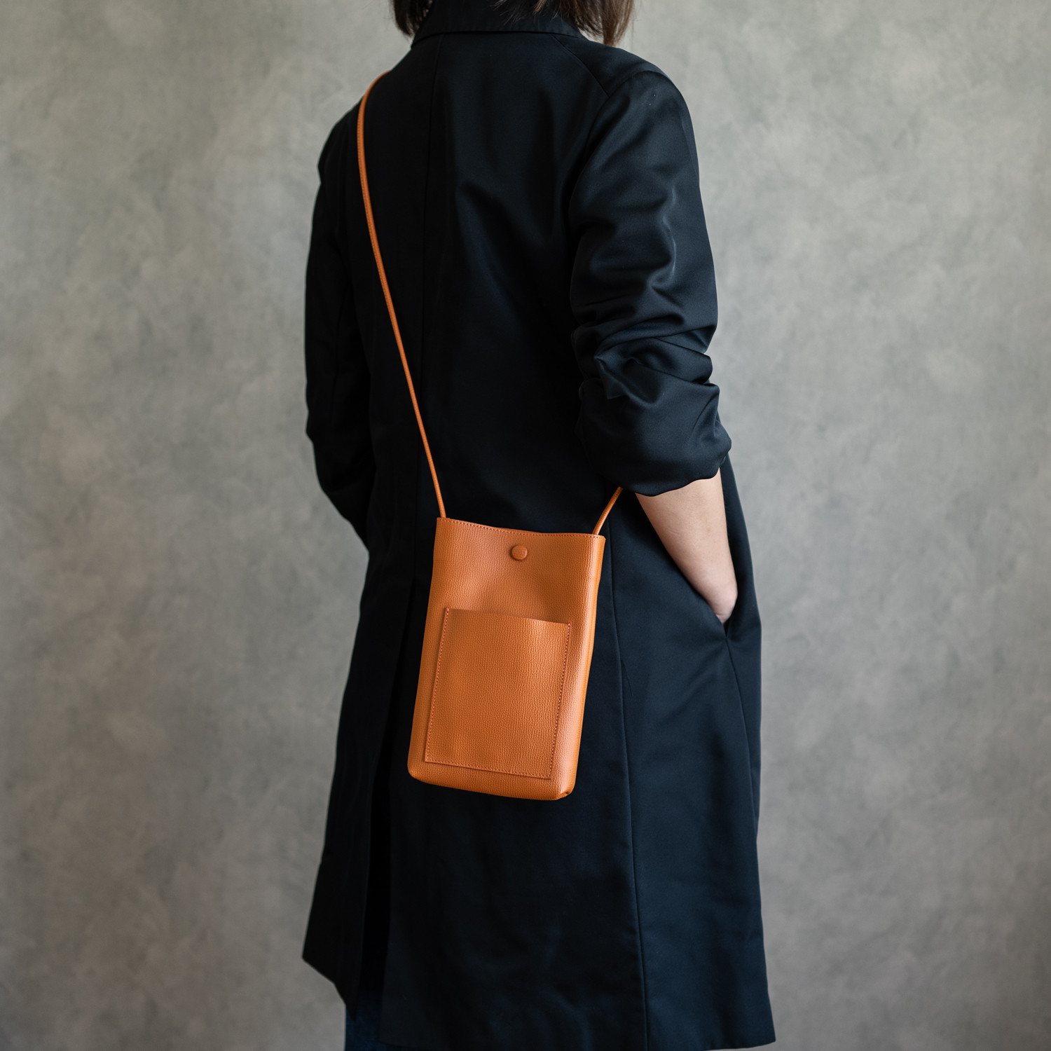 イタリア製本革 縦型ポシェット 撥水軽量 ミニバッグ ショルダーバッグ【オレンジ】 7,722円