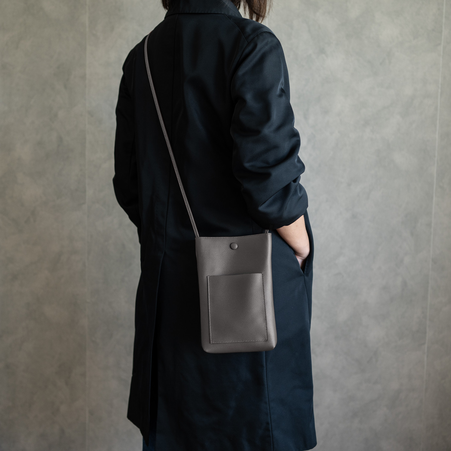 イタリア製本革 縦型ポシェット 撥水軽量 ミニバッグ ショルダーバッグ【グレー】