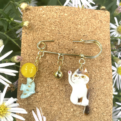 一点物】三毛猫と青い鳥✨ピンブローチ ピンバッチ 白猫room⭐︎hane 