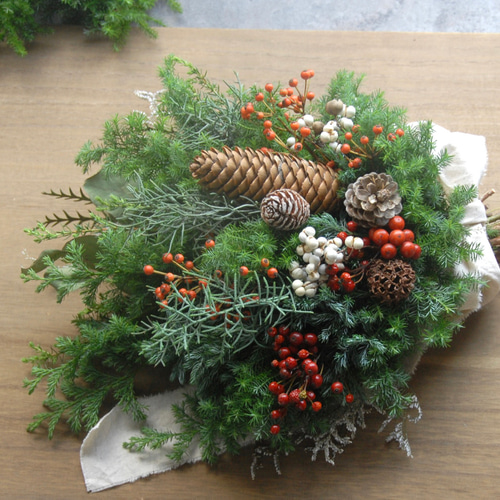 生針葉樹Xmasスワッグ✴︎ 長さ約40cm ~生の針葉樹の香り~野バラの実