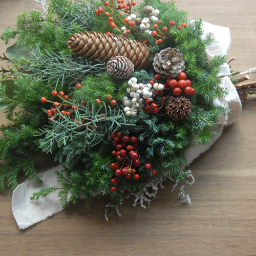 クリスマススワッグ/クリスマスリース/針葉樹/野ばらの実 フレッシュクリスマスリース⚪︎直径28cm~生の針葉樹✴︎野バラ