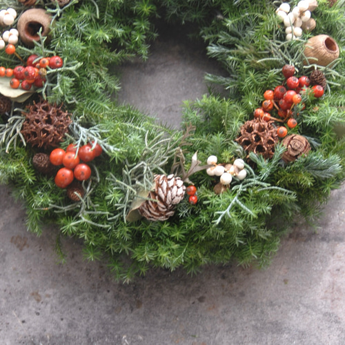生針葉樹Xmasリース✴︎直径28cm~生の針葉樹✴︎野バラの実✴︎~ご指定