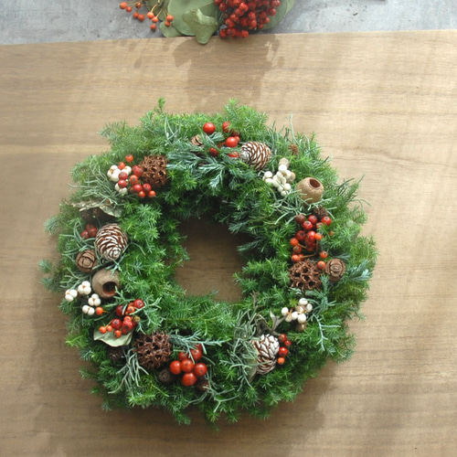 生針葉樹Xmasリース✴︎直径28cm~生の針葉樹✴︎野バラの実✴︎~ご指定